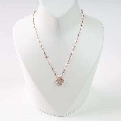 Sophisticated 14K (585) Rose Gold anchor chain necklace with a 12mm iridescent white mother-of-pearl four-leaf clover insert, framed by a delicate beaded gold border.