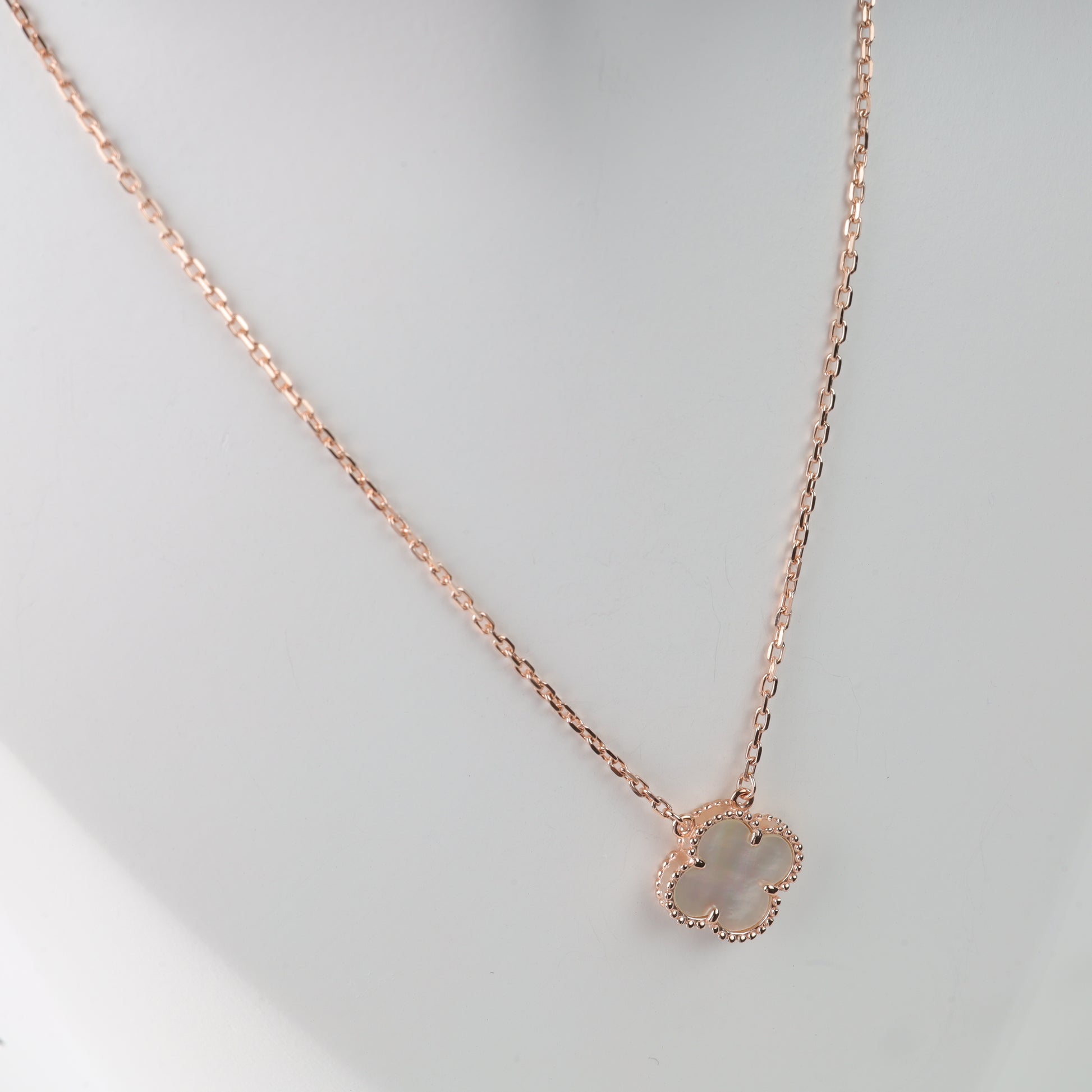Sophisticated 14K (585) Rose Gold anchor chain necklace with a 12mm iridescent white mother-of-pearl four-leaf clover insert, framed by a delicate beaded gold border.
