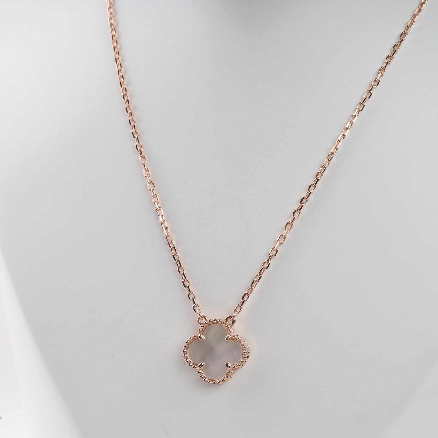 Sophisticated 14K (585) Rose Gold anchor chain necklace with a 12mm iridescent white mother-of-pearl four-leaf clover insert, framed by a delicate beaded gold border.