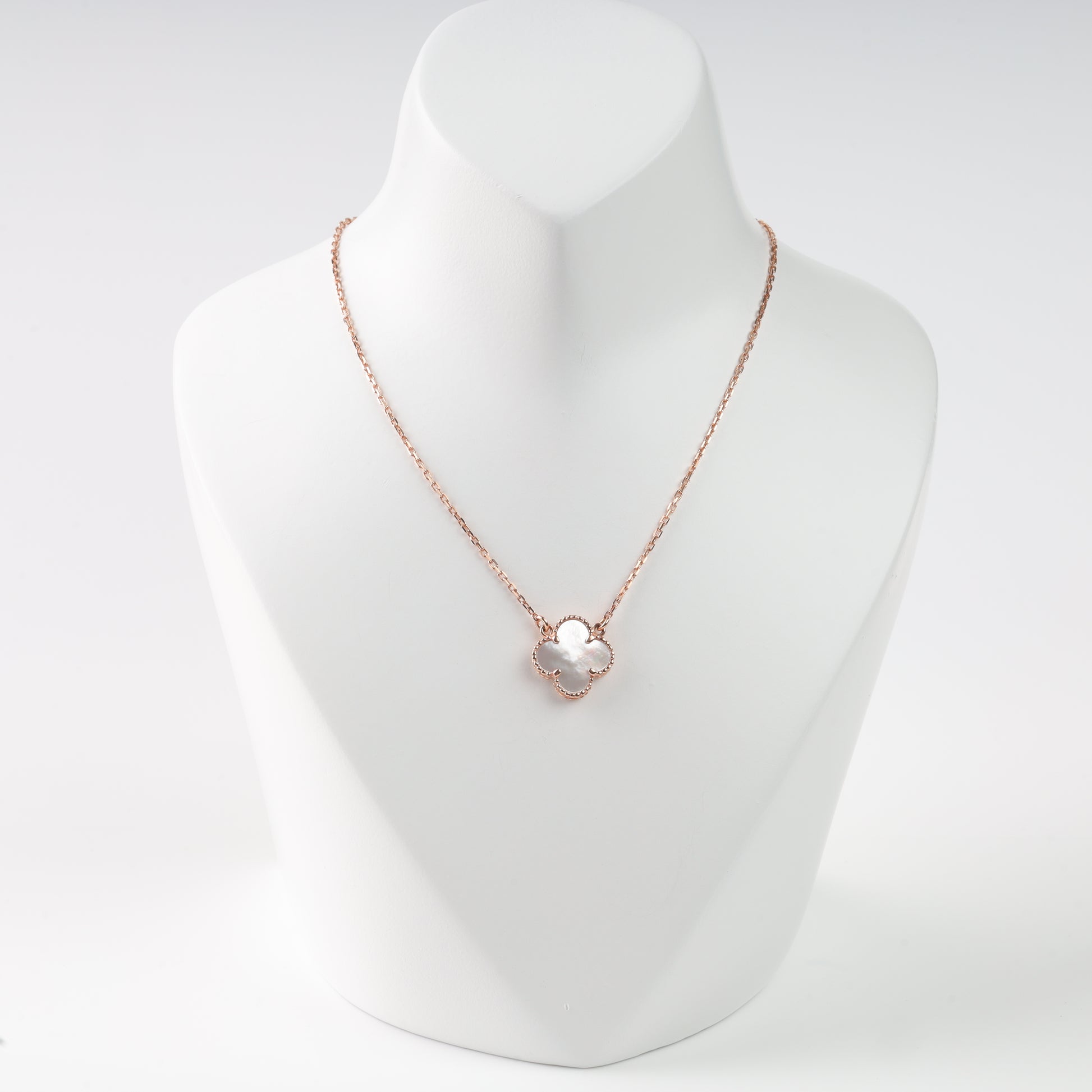 Sophisticated 14K (585) Rose Gold anchor chain necklace with a 12mm iridescent white mother-of-pearl four-leaf clover insert, framed by a delicate beaded gold border.