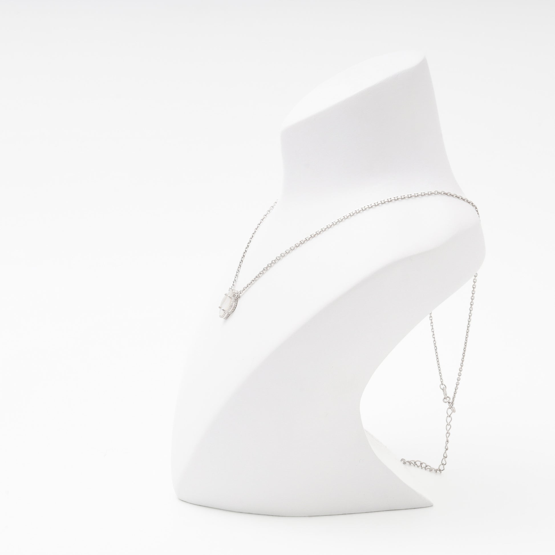Silver mother-of-pearl clover pendant detail — Kabluchka