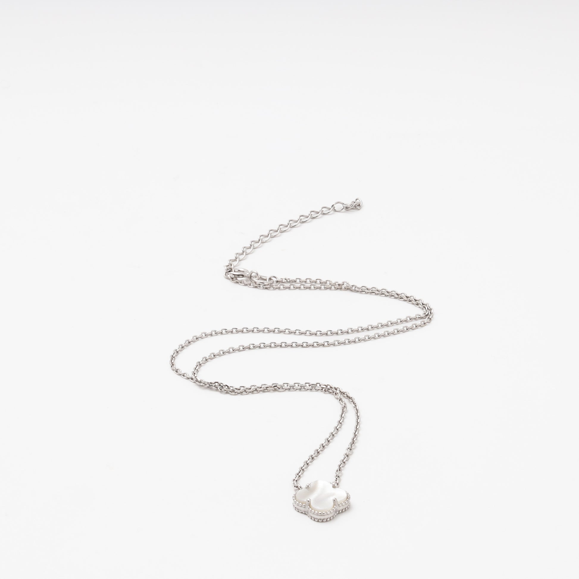 Silver 925 necklace with clover pendant full flat lay — Kabluchka
