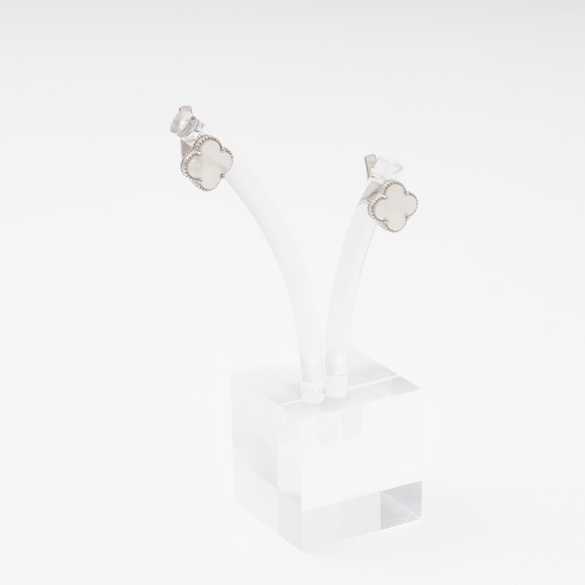 Silver 925 drop earrings with mother-of-pearl clover on display stand — Kabluchka