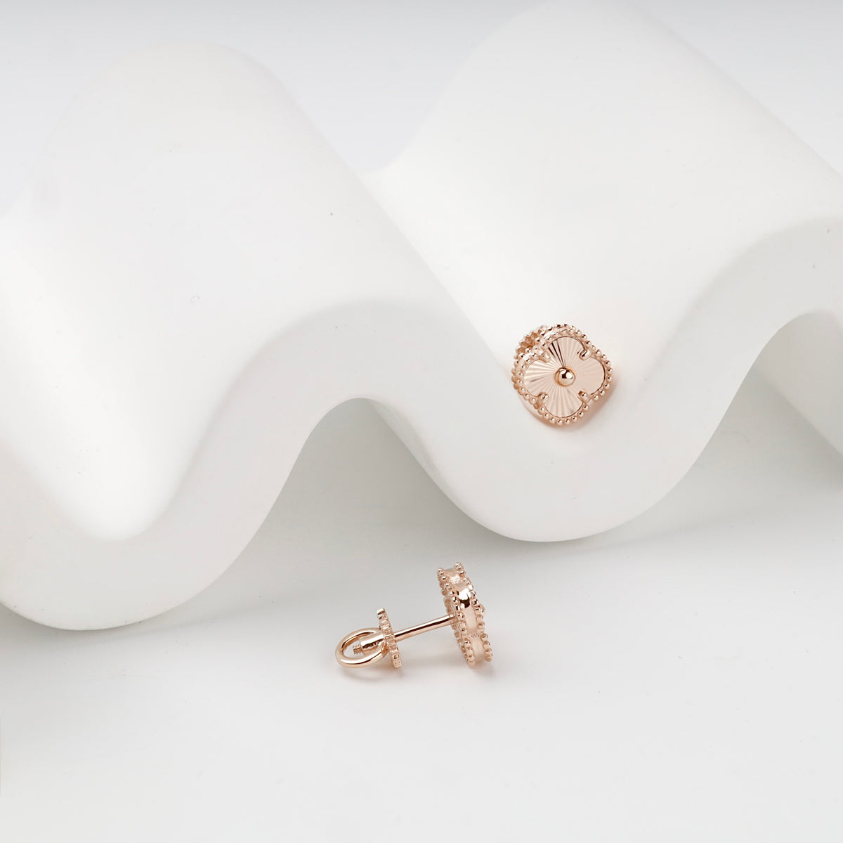 Rose gold 585 clover stud earrings with screw-back fastening, side view
