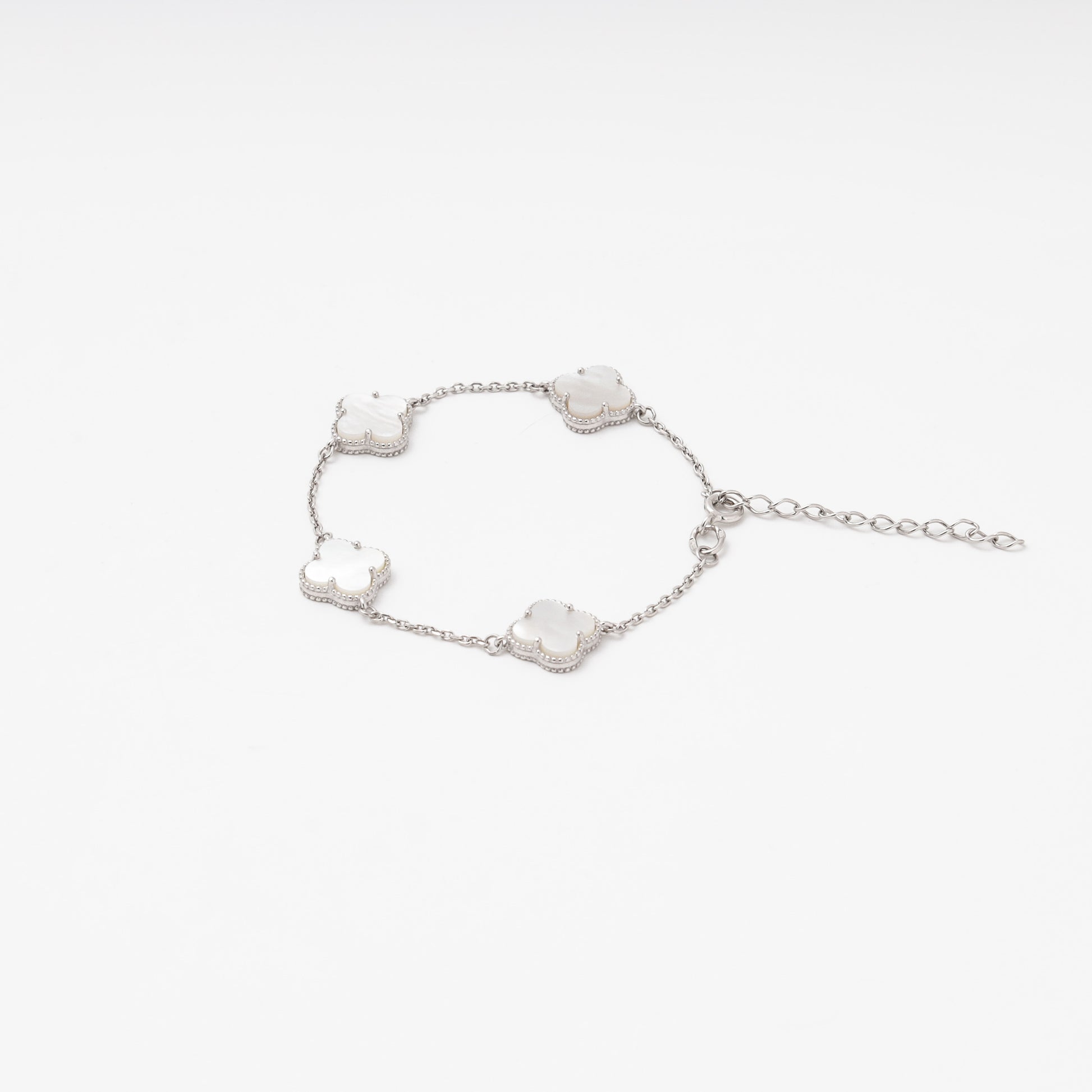 Silver 925 station bracelet with mother-of-pearl clover charms flat lay — Kabluchka