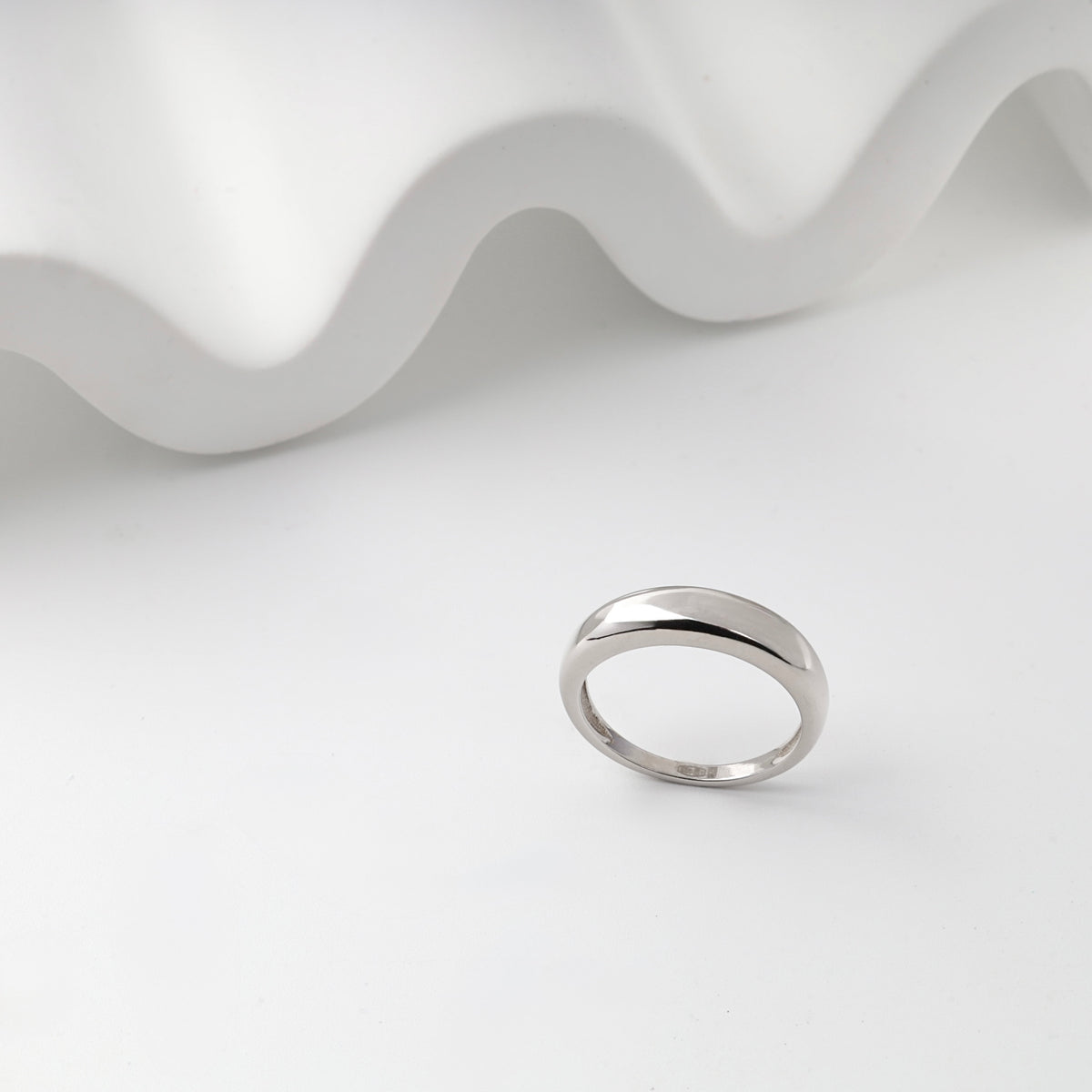 Rhodium-plated silver 925 polished band ring — front view — Kabluchka