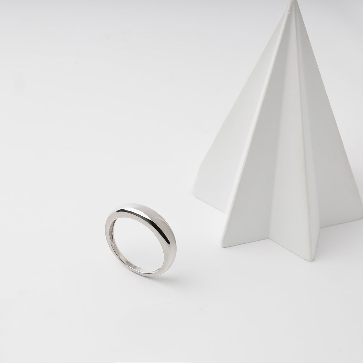 Silver 925 rounded band ring — side angle — Kabluchka