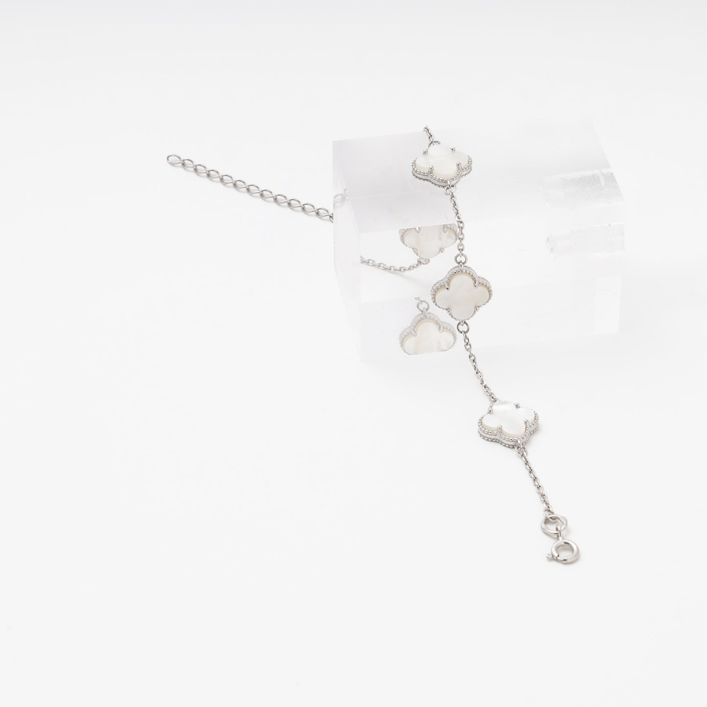Silver mother-of-pearl clover bracelet side view — Kabluchka
