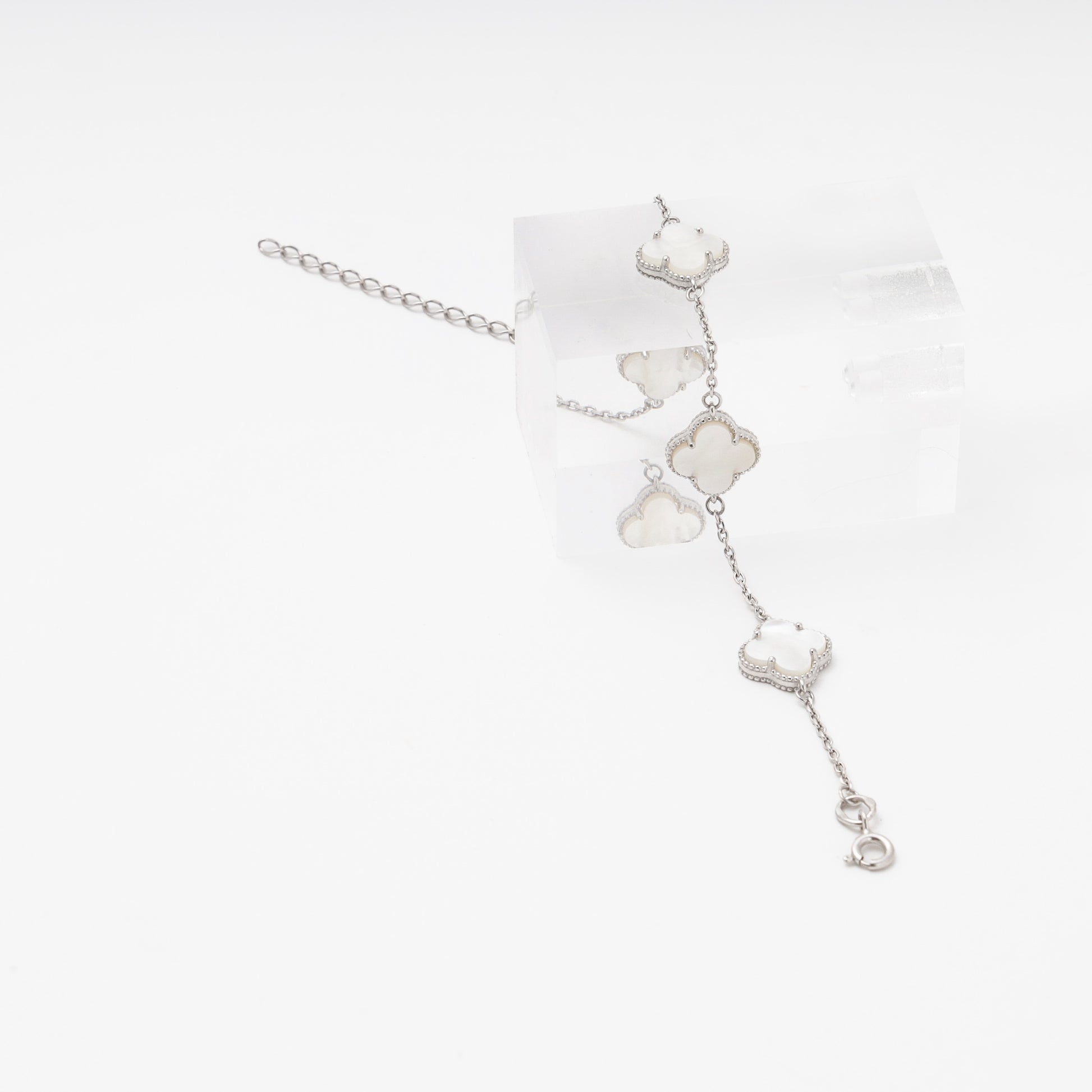 Silver mother-of-pearl clover bracelet side view — Kabluchka