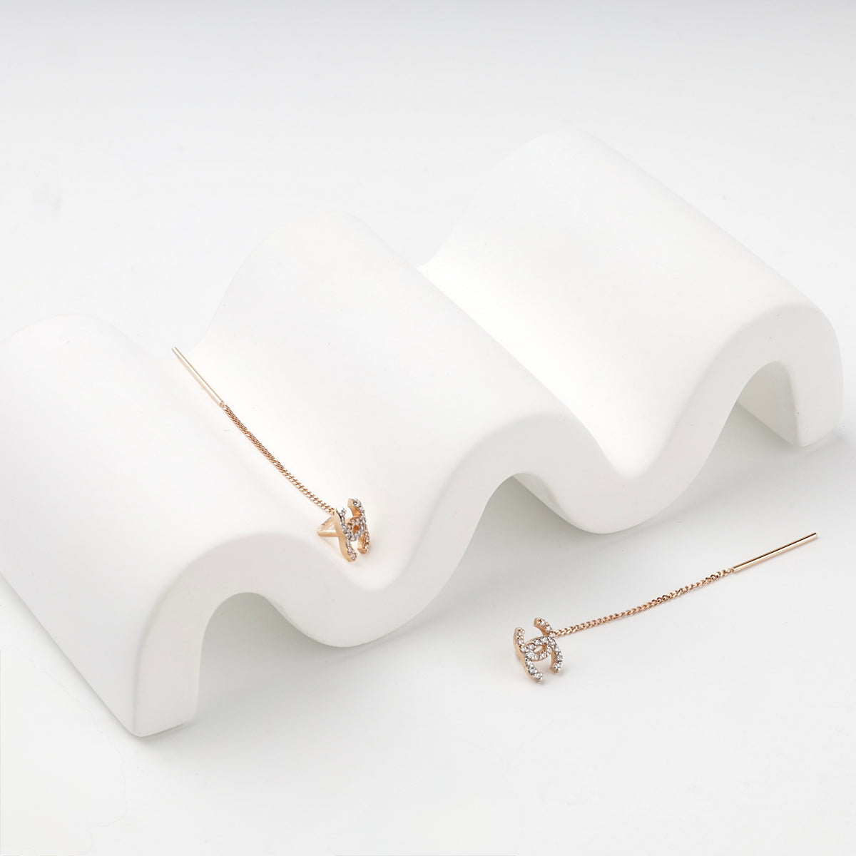 Rose gold 585 geometric threader earrings on display — Kabluchka