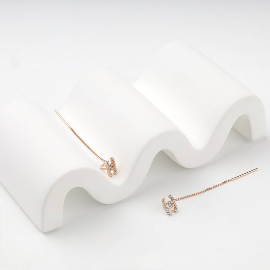 Rose gold 585 geometric threader earrings on display — Kabluchka