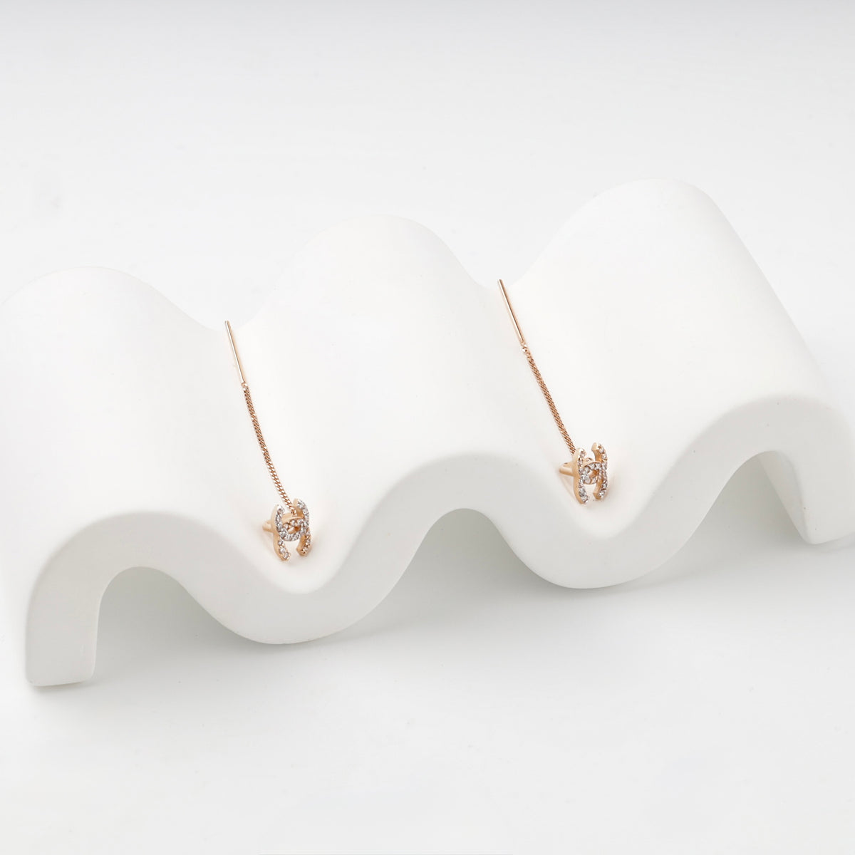 Rose gold 585 geometric threader earrings — hanging view — Kabluchka
