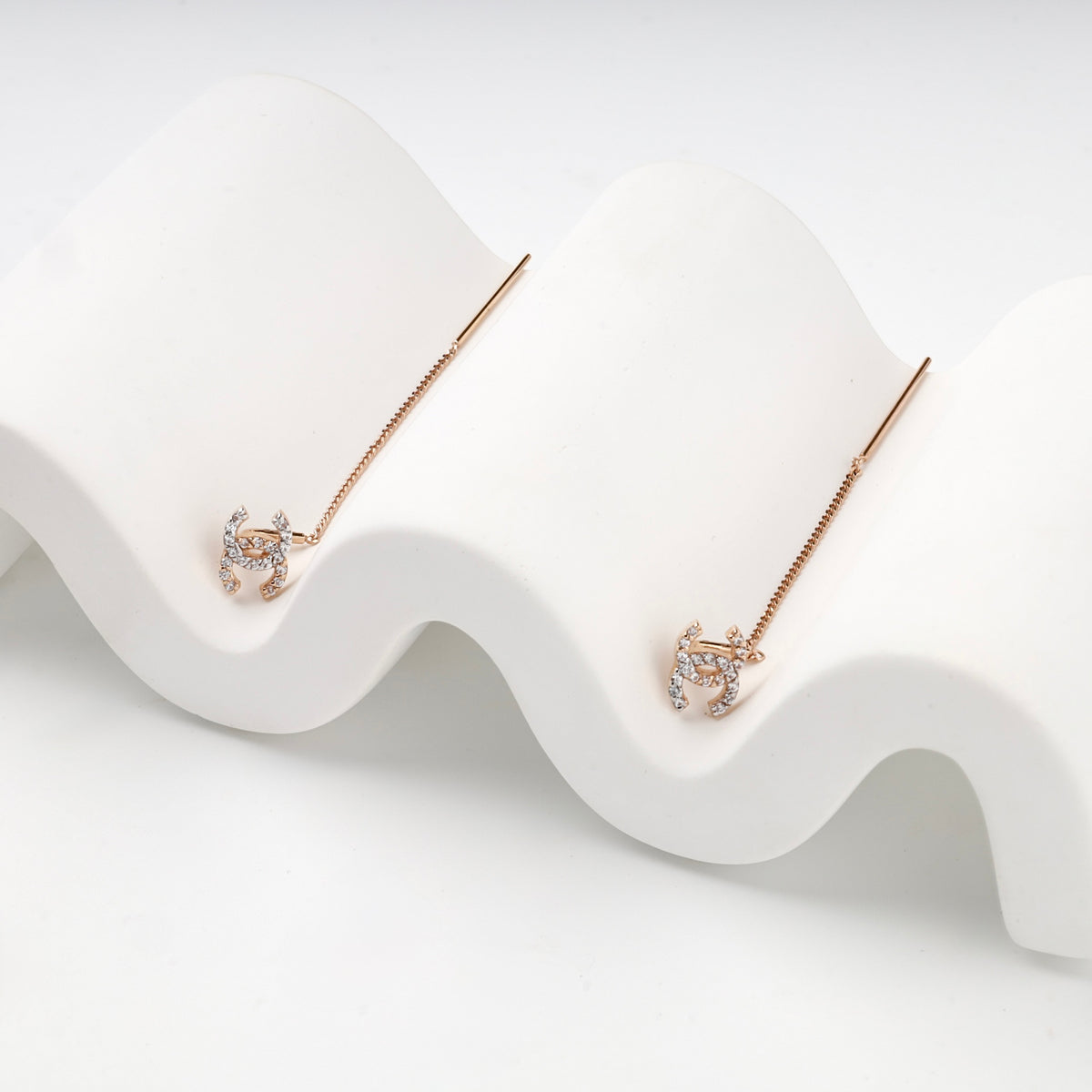 Rose gold 585 clear-stone threader earrings — detail view — Kabluchka