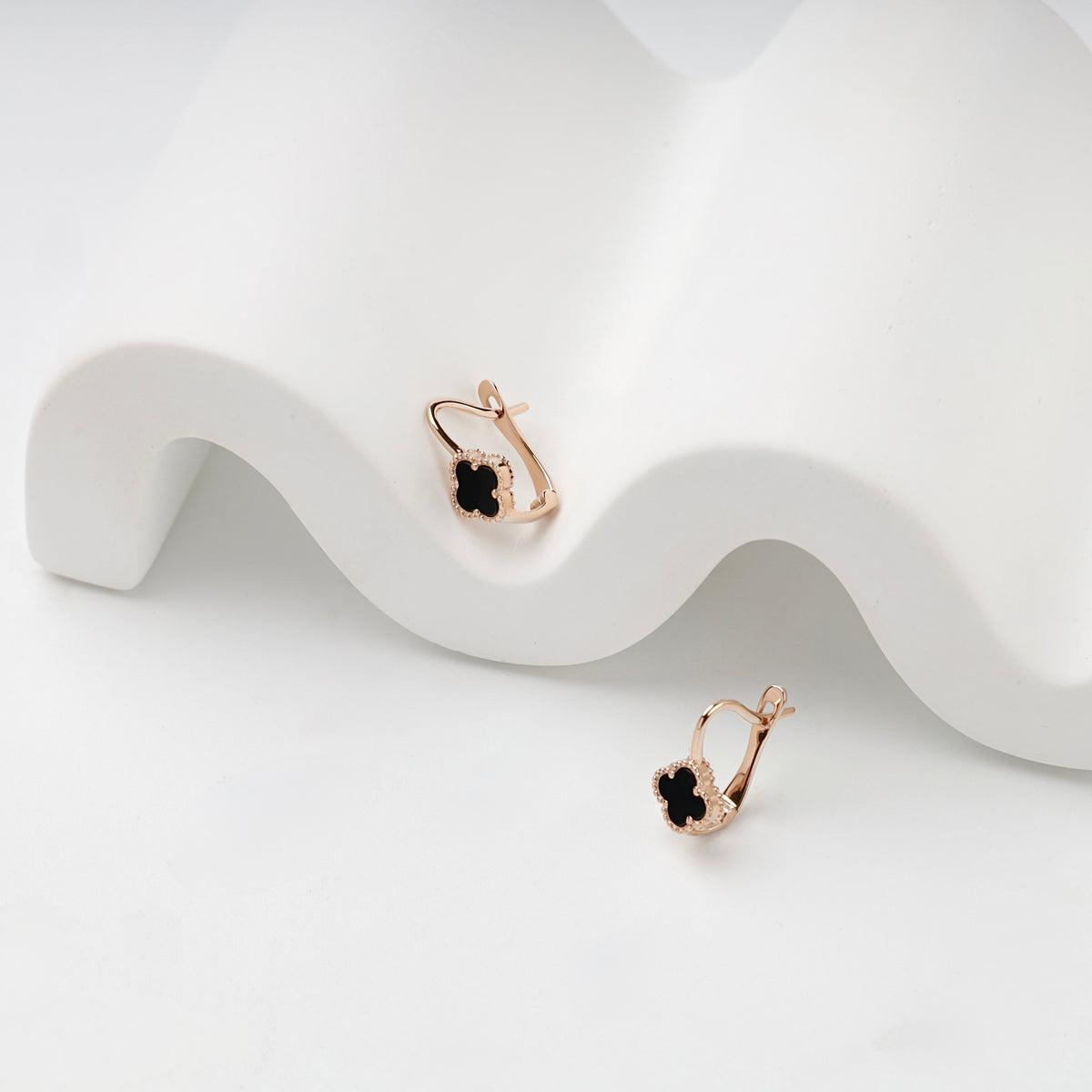 Rose gold 585 black onyx clover kids earring, single view