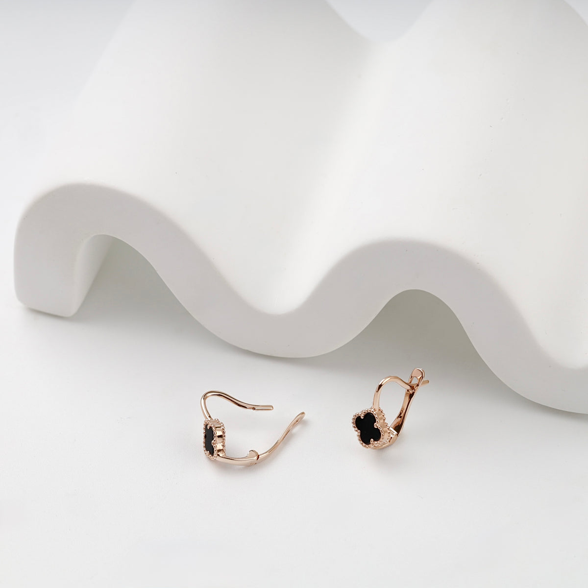 Rose gold 585 black onyx clover earrings, side view