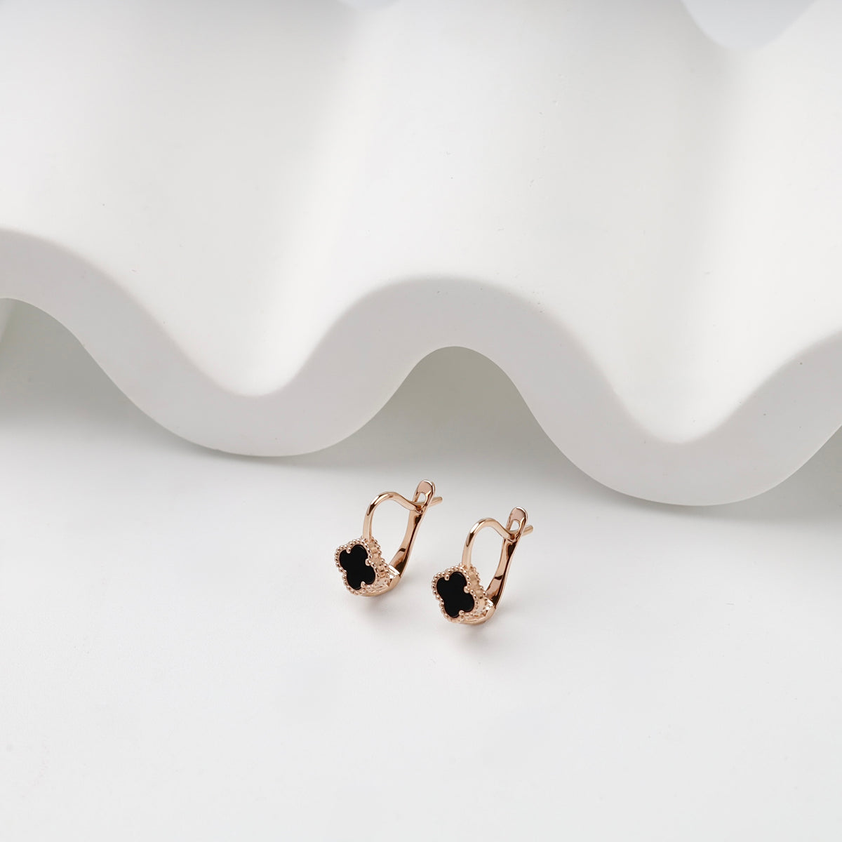 Rose gold 585 black onyx clover earrings with English-lock fastening