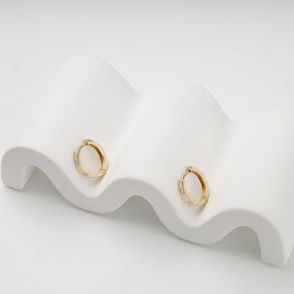 Yellow gold 585 screw motif huggie earrings — angled view — Kabluchka