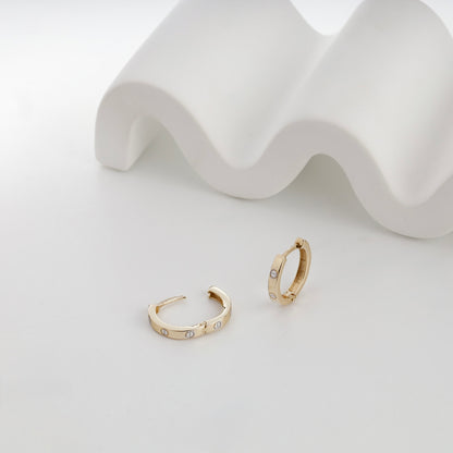 Yellow gold 585 screw motif huggie earrings — open closure detail — Kabluchka