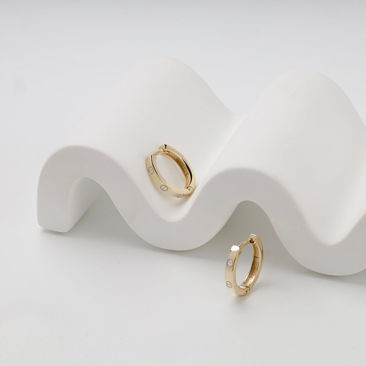 Yellow gold 585 huggie earrings — clicker closure view — Kabluchka
