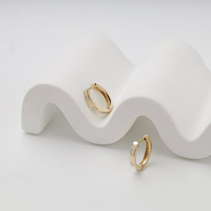 Yellow gold 585 huggie earrings — clicker closure view — Kabluchka