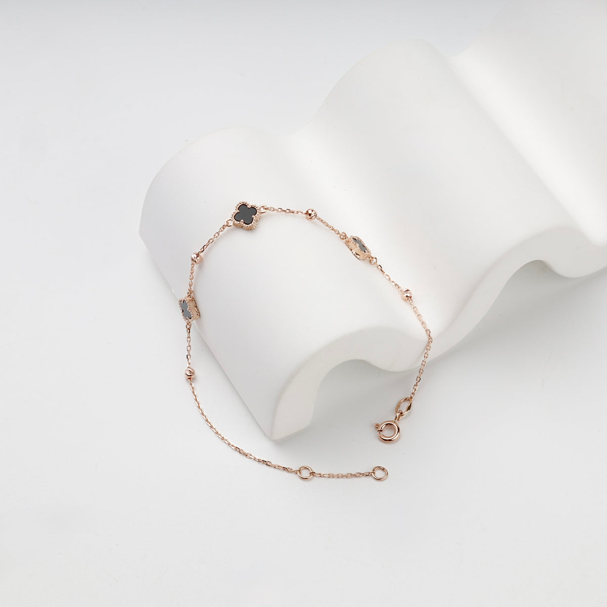 Rose gold 585 black onyx clover bracelet, reverse view