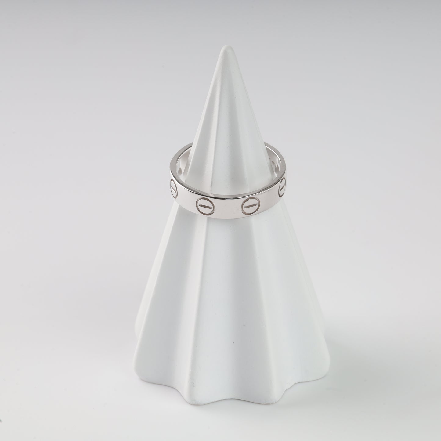 Classic 14K (585) White Gold ring band featuring engraved nail head print carvings, 585 hallmark jewelry.