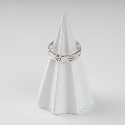 Classic 14K (585) White Gold ring band featuring engraved nail head print carvings, 585 hallmark jewelry.