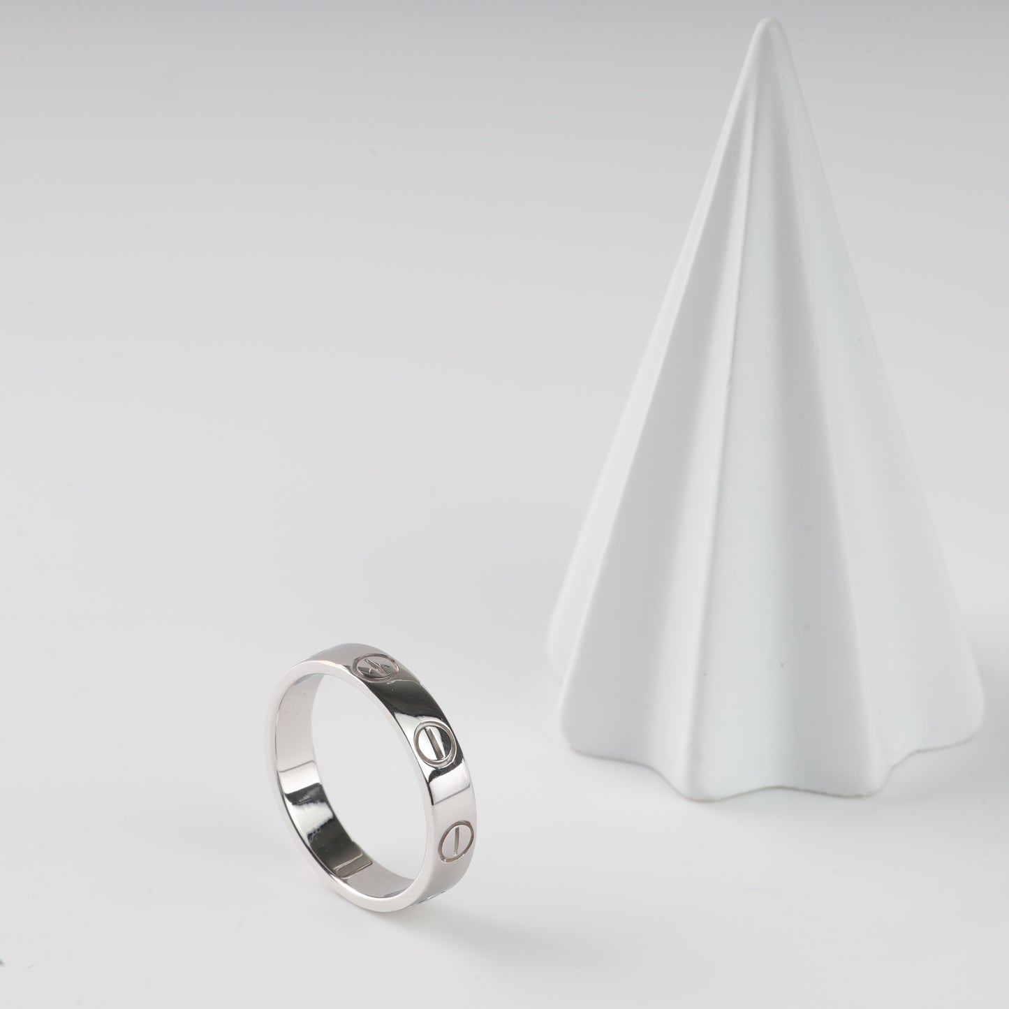 Classic 14K (585) White Gold ring band featuring engraved nail head print carvings, 585 hallmark jewelry.