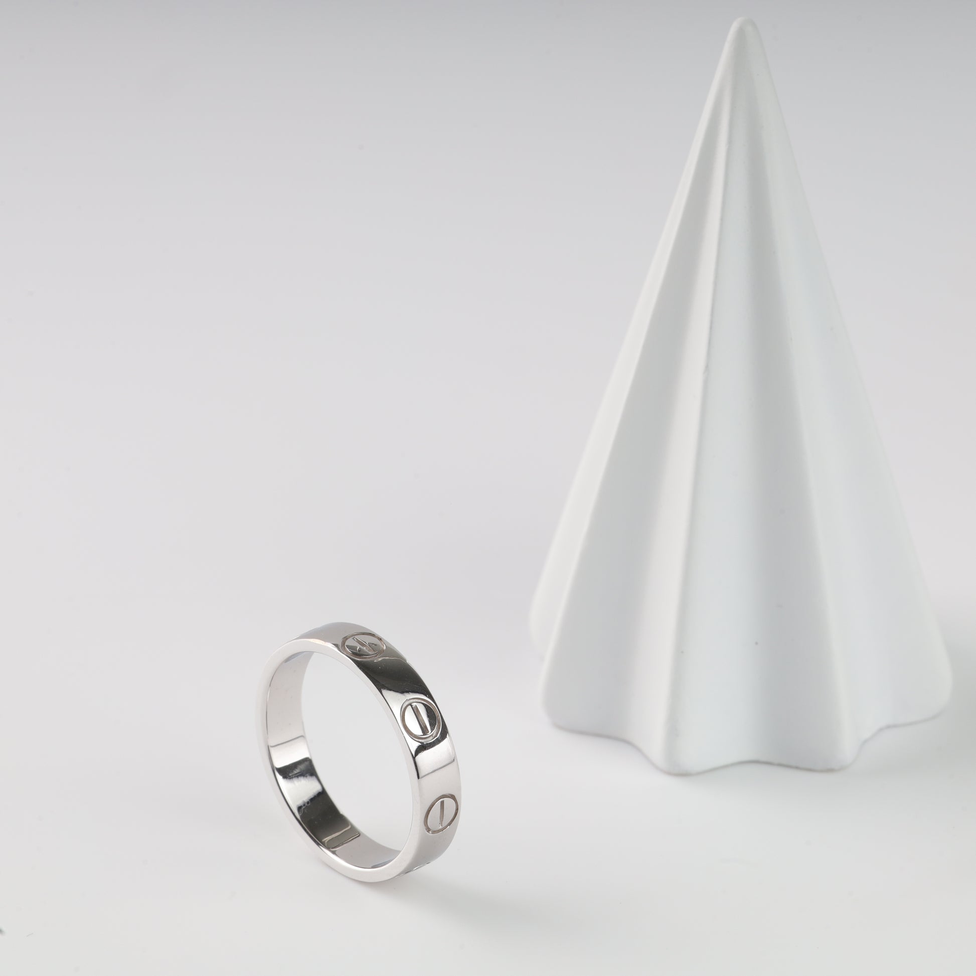 Classic 14K (585) White Gold ring band featuring engraved nail head print carvings, 585 hallmark jewelry.