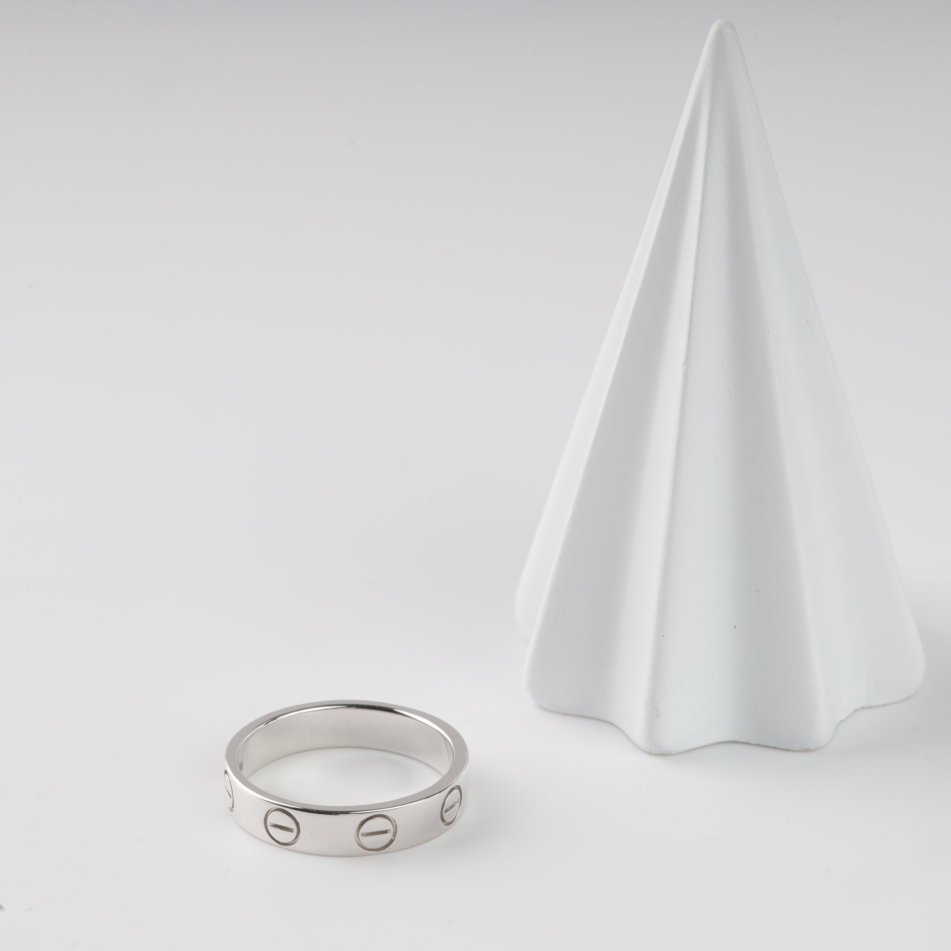 Minimalist white gold 14K (585) band with unique geometric nail head engravings.