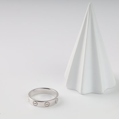 Minimalist white gold 14K (585) band with unique geometric nail head engravings.