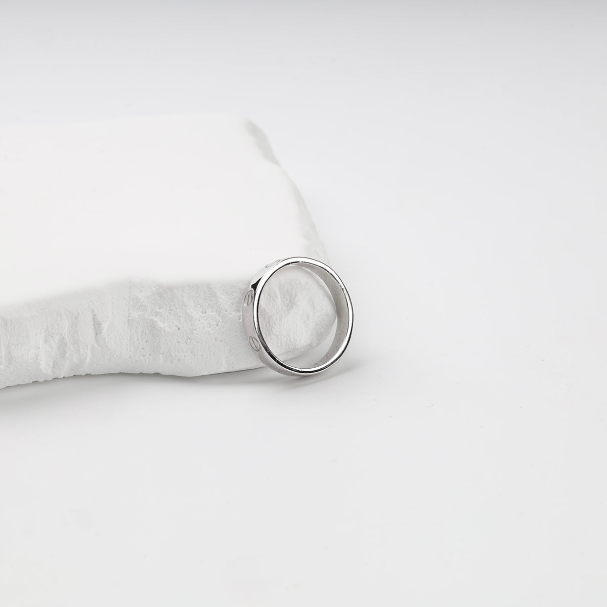 Silver 925 screw motif ring measured across its polished profile
