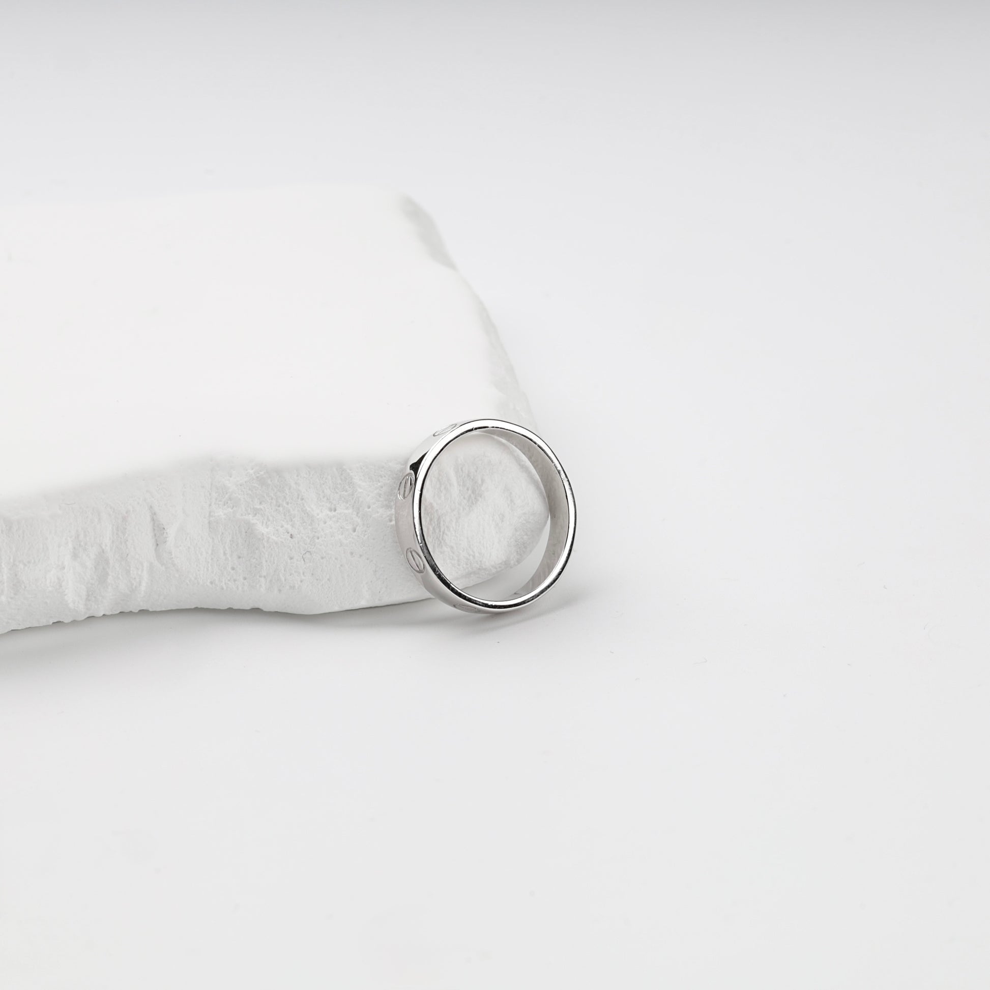 Silver 925 screw motif ring measured across its polished profile