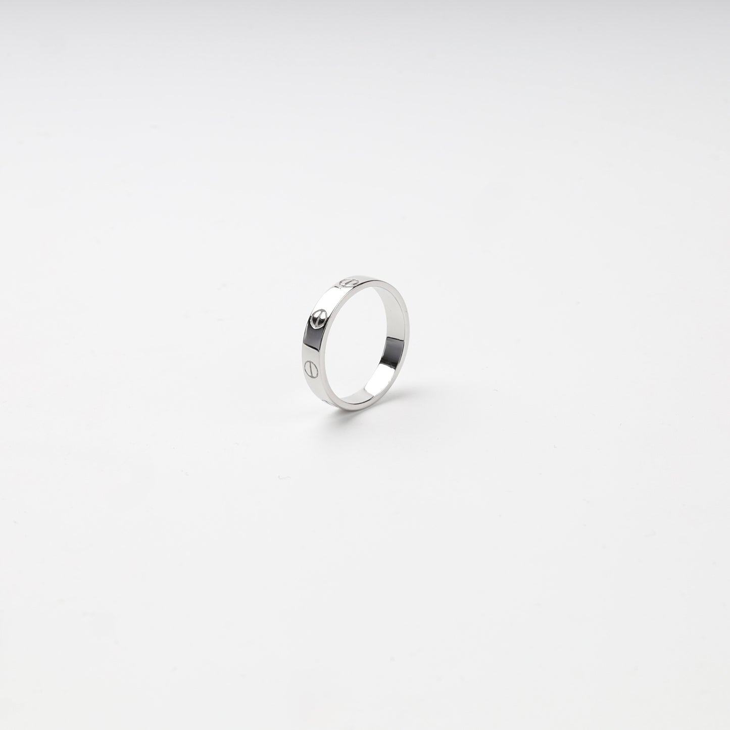 Side profile of a polished Silver 925 ring with repeating screw-head engravings
