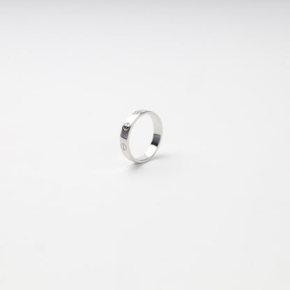Side profile of a polished Silver 925 ring with repeating screw-head engravings