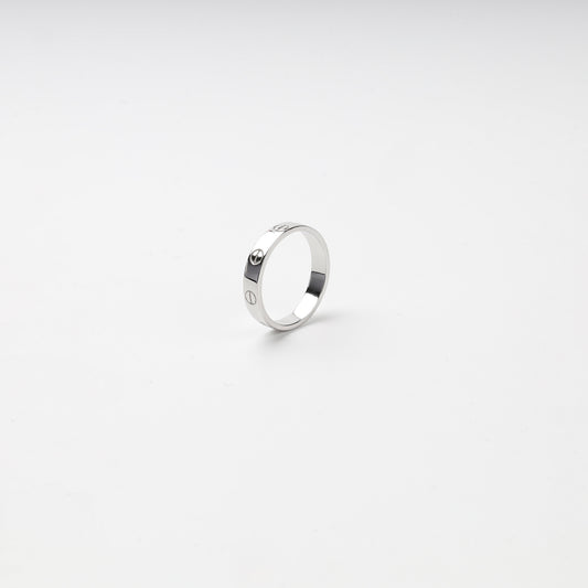 Side profile of a polished Silver 925 ring with repeating screw-head engravings