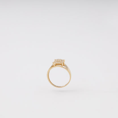 Yellow gold diamond ring square head flat lay view - Kabluchka
