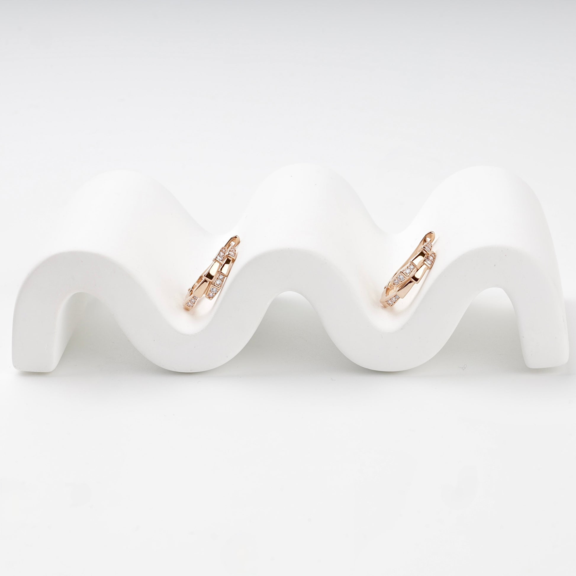 Pair of rose gold cubic zirconia geometric hoop earrings — Kabluchka