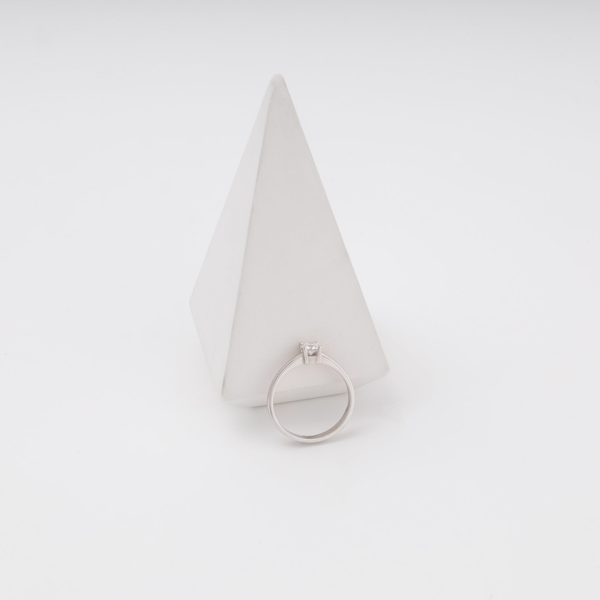 Solitaire diamond ring rear view showing band profile - Kabluchka